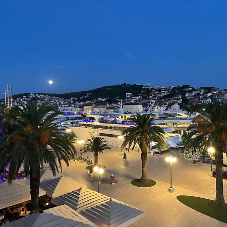 Dinka Old Town With Sea View 아파트 트로기르